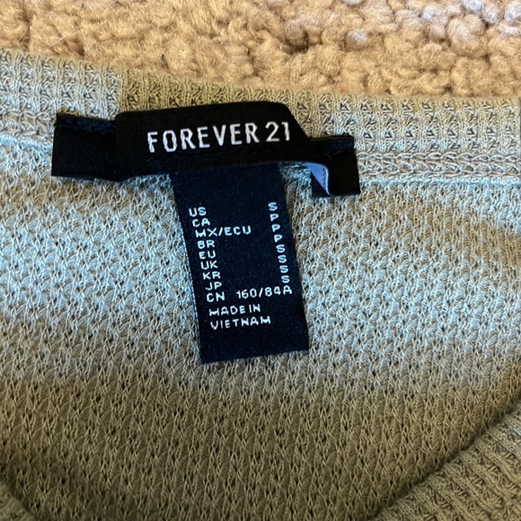 Forever 21 knot cropped long sleeve - Picture 3 of 3